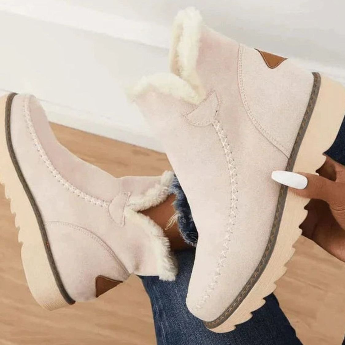 Women's ankle boots with fluffy lining, round toes and textured flat soles
