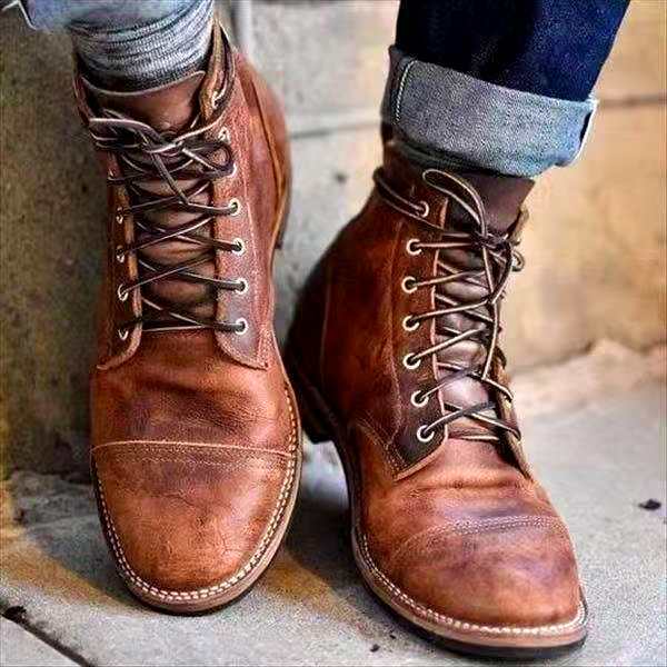 Men's lace-up ankle boots with rounded toes, metal eyelets and stitched soles