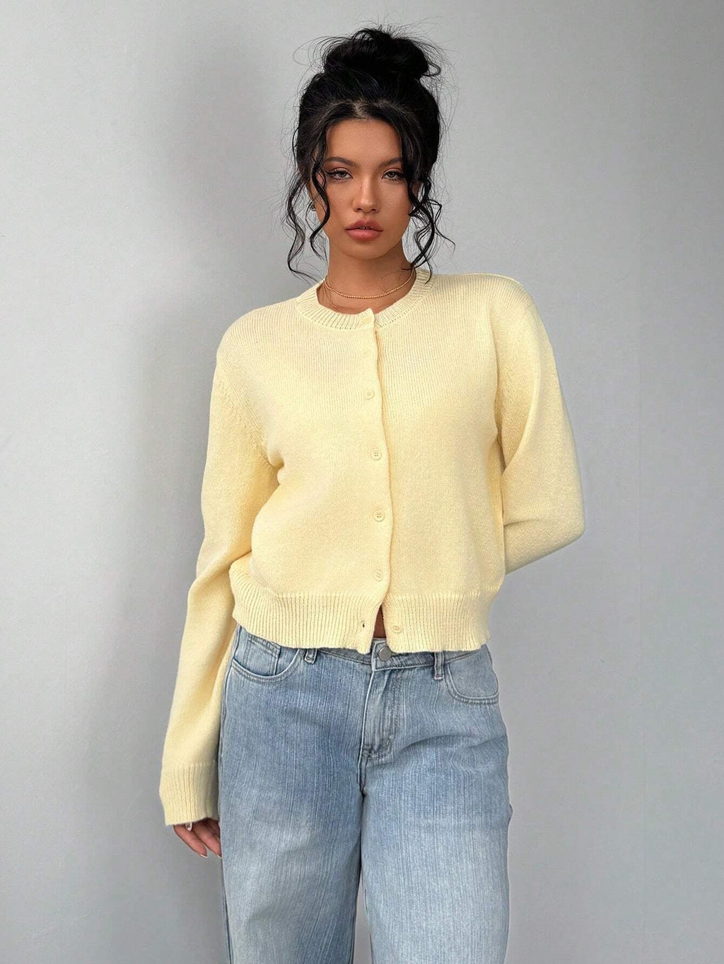 Women's knitted slim fit cardigan with long sleeves and button front
