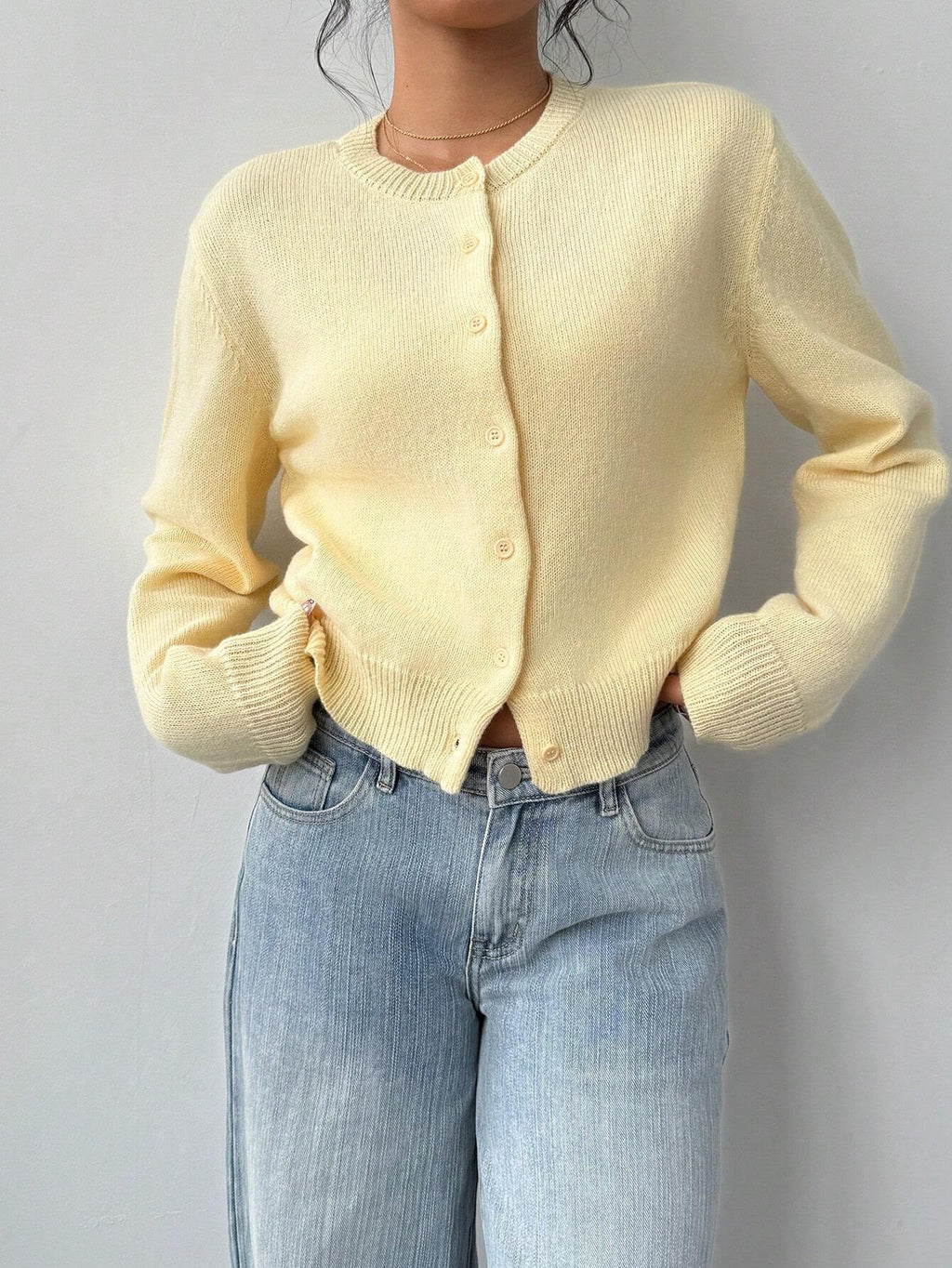Women's knitted slim fit cardigan with long sleeves and button front