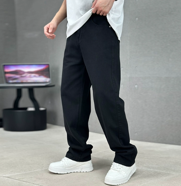 Men's relaxed straight leg jeans with five-pocket design