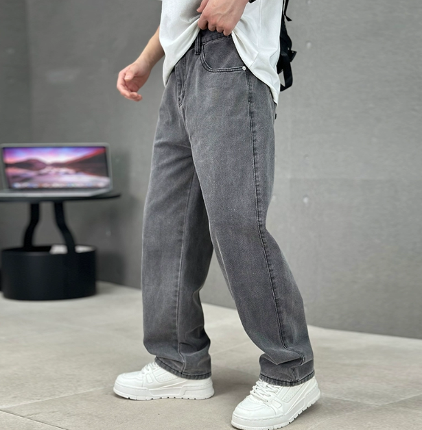 Men's relaxed straight leg jeans with five-pocket design