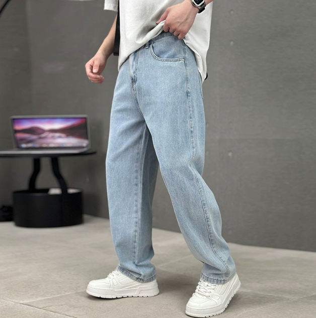Men's relaxed straight leg jeans with five-pocket design