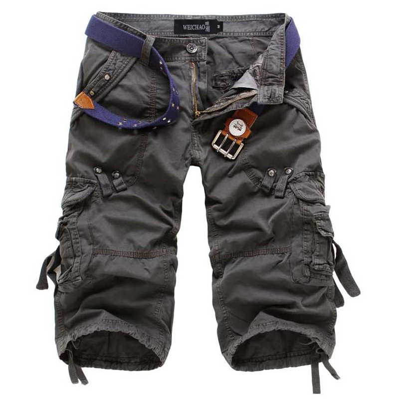 Men's multi-pocket cargo shorts with belt and knee-length cut