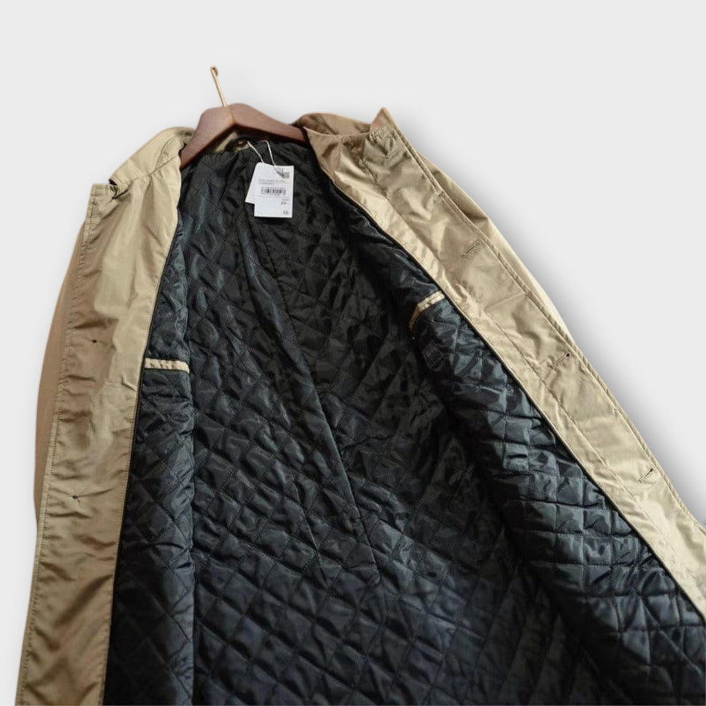 Men's button-front coat with point collar, long sleeves and side pockets