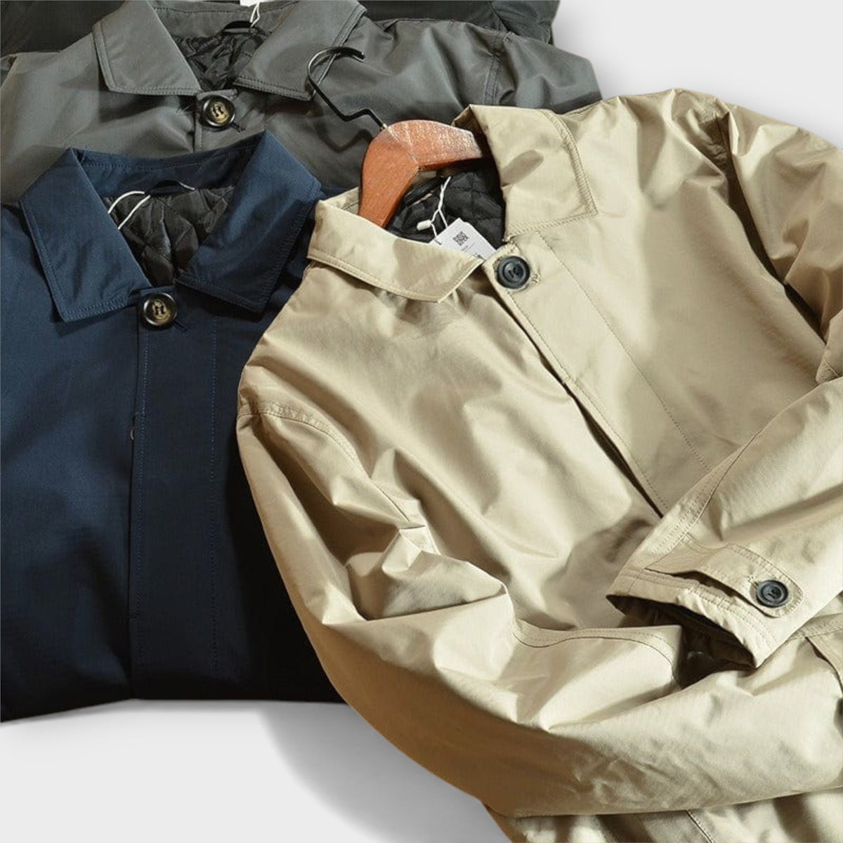 Men's button-front coat with point collar, long sleeves and side pockets