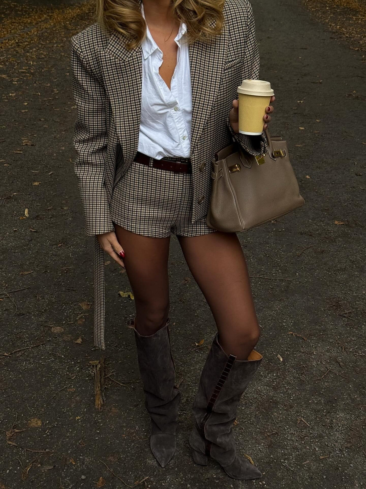 Women's brown checked blazer with notched lapels, long sleeves and button fastening