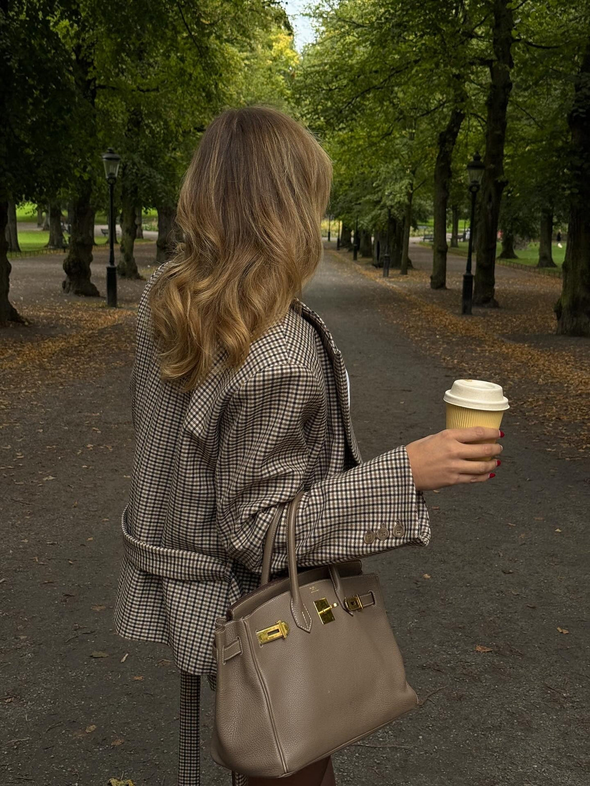 Women's brown checked blazer with notched lapels, long sleeves and button fastening