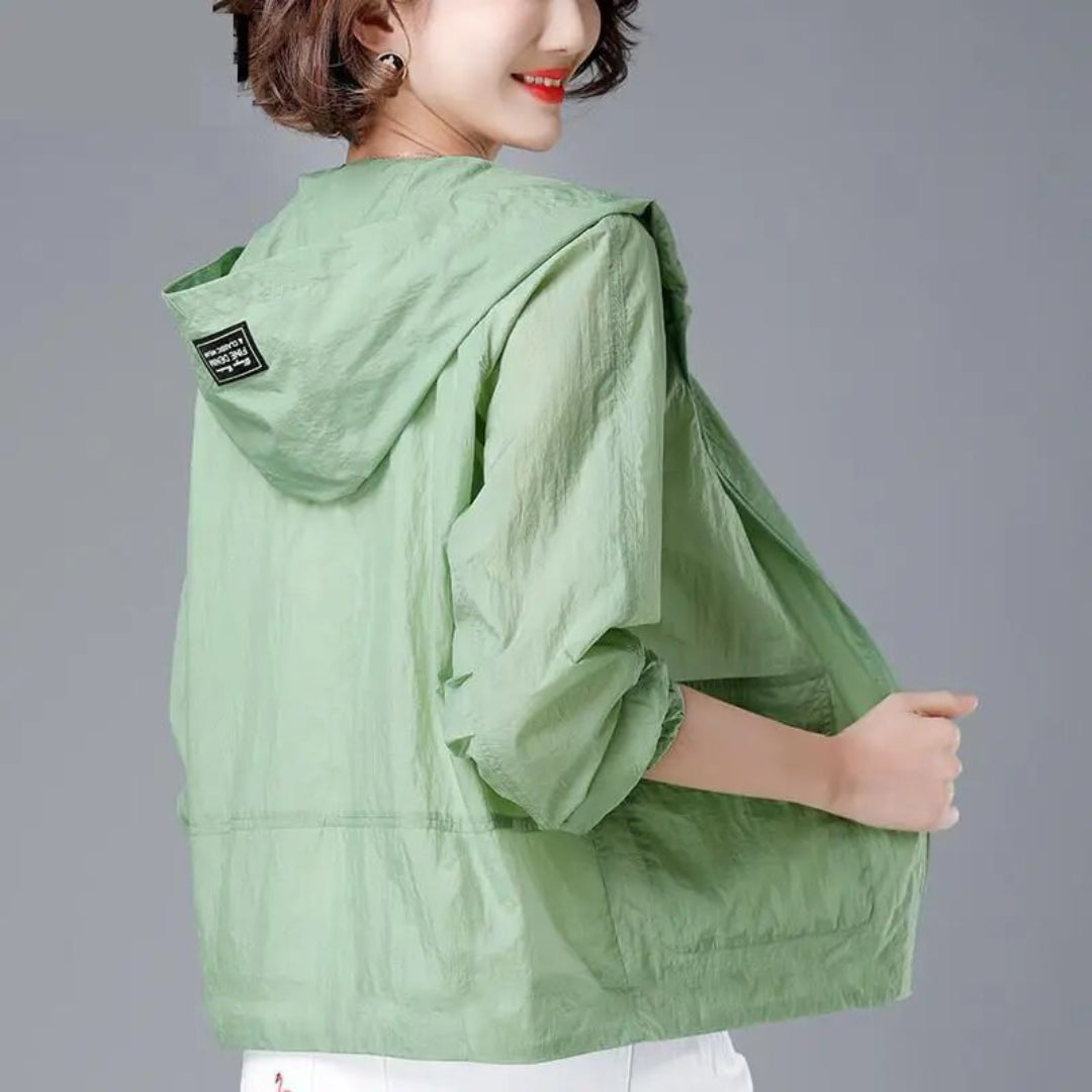 Women's hooded lightweight jacket with long sleeves and gathered cuffs