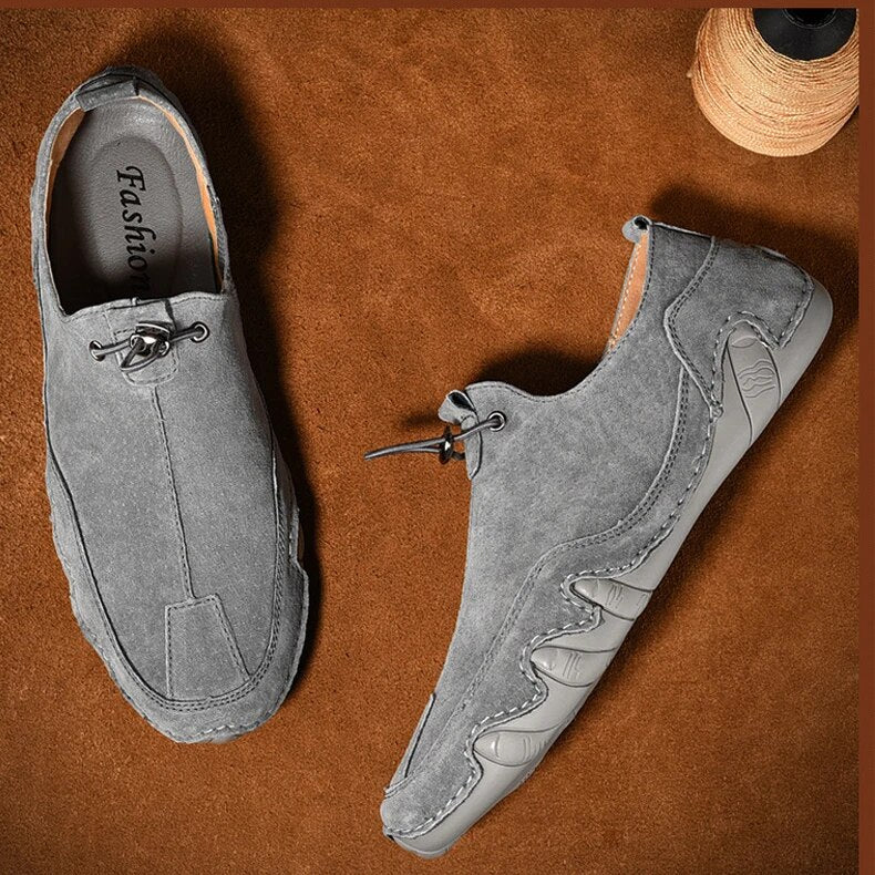 Men's casual moc toe loafers with toggle fastening and flat soles