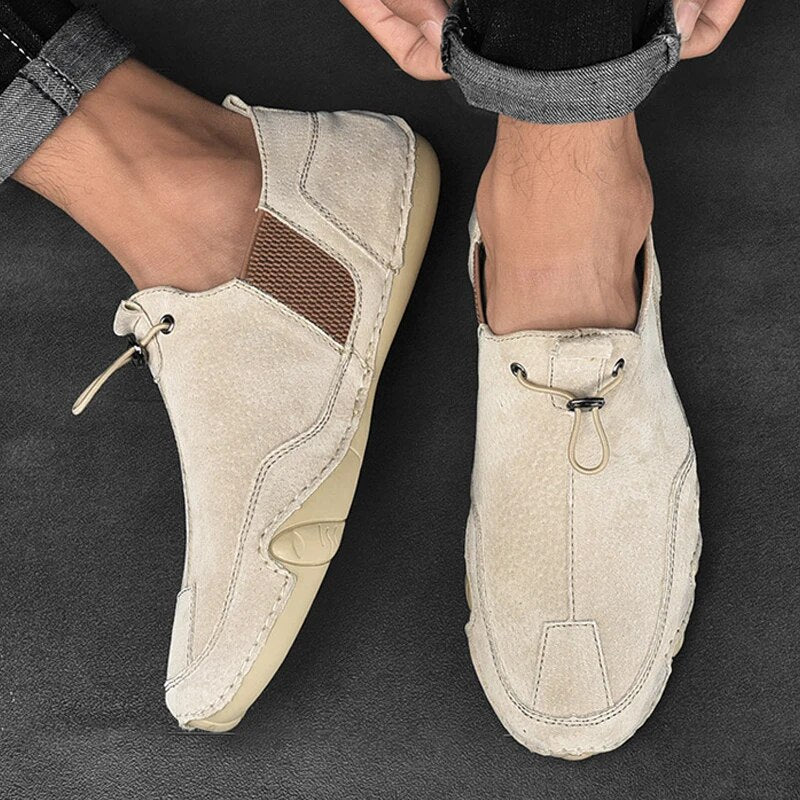 Men's casual moc toe loafers with toggle fastening and flat soles