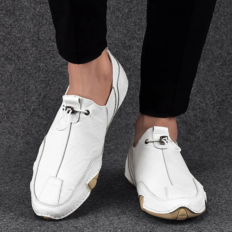 Men's casual moc toe loafers with toggle fastening and flat soles