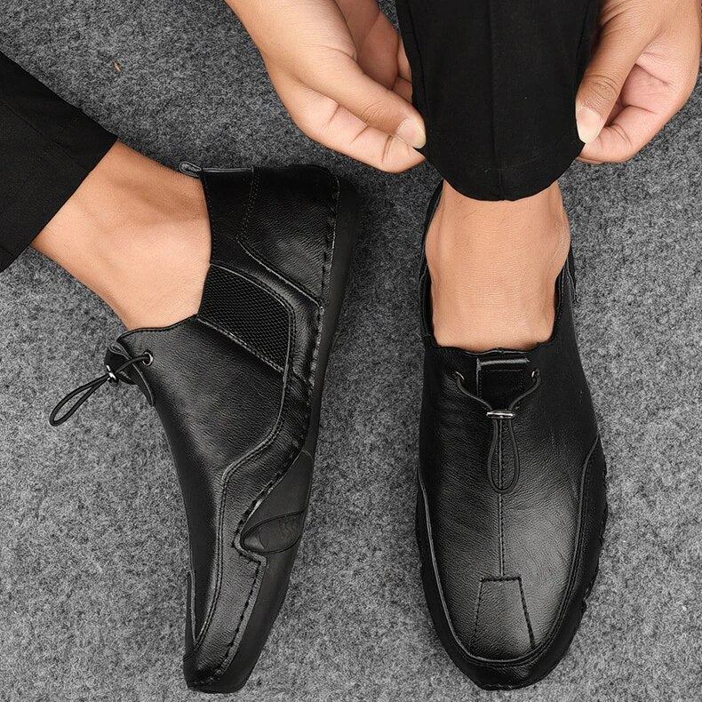 Men's casual moc toe loafers with toggle fastening and flat soles