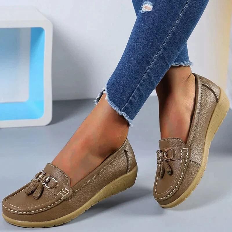 Women's slip-on loafers with tassel and metal ring detail