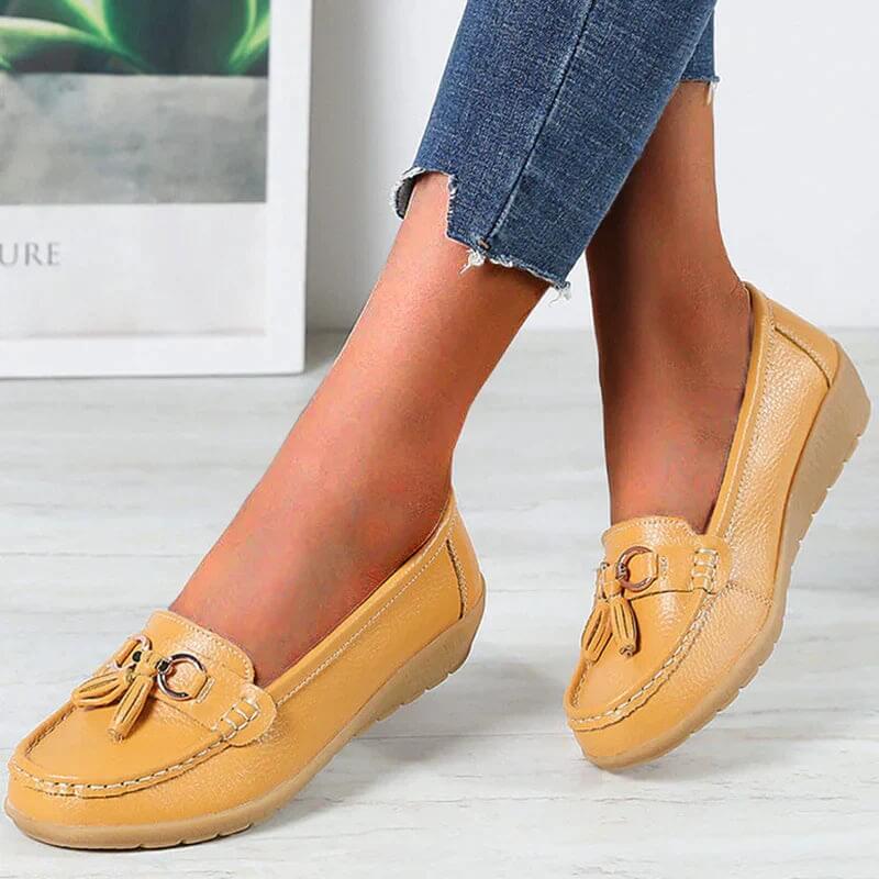Women's slip-on loafers with tassel and metal ring detail