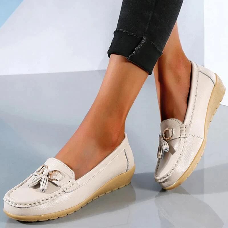 Women's slip-on loafers with tassel and metal ring detail