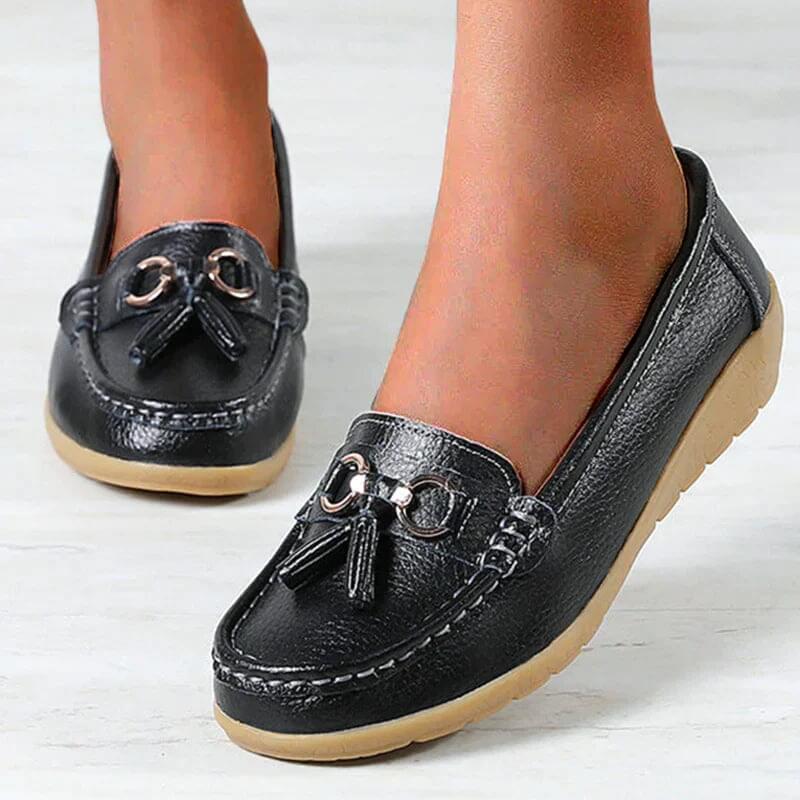 Women's slip-on loafers with tassel and metal ring detail