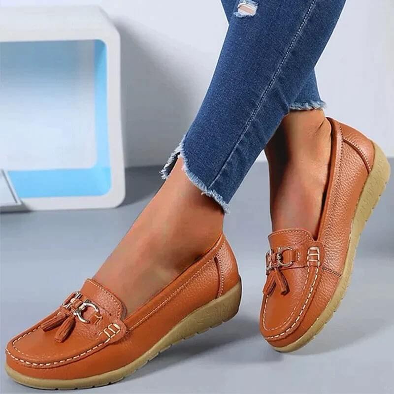 Women's slip-on loafers with tassel and metal ring detail
