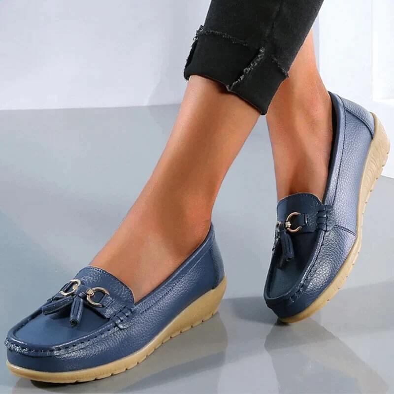 Women's slip-on loafers with tassel and metal ring detail