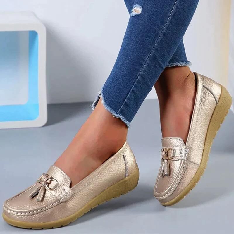 Women's slip-on loafers with tassel and metal ring detail
