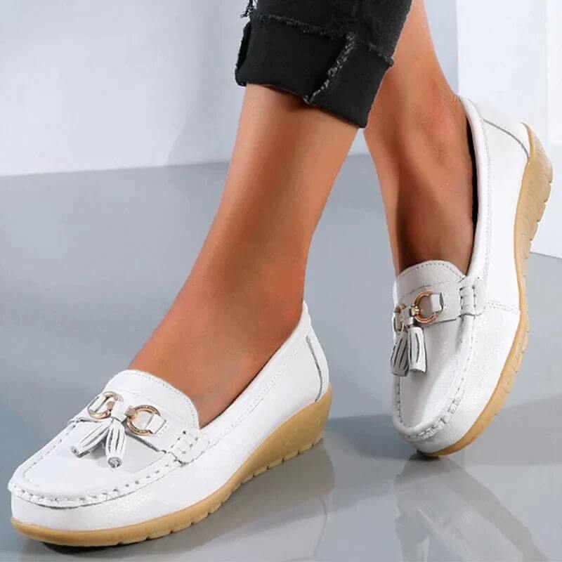 Women's slip-on loafers with tassel and metal ring detail