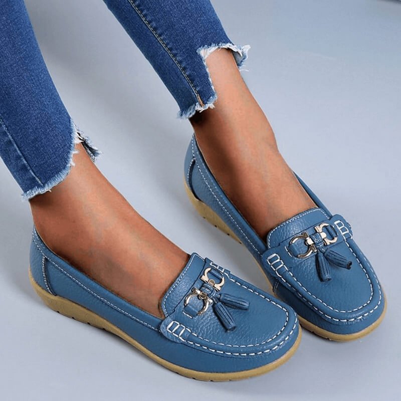 Women's slip-on loafers with tassel and metal ring detail