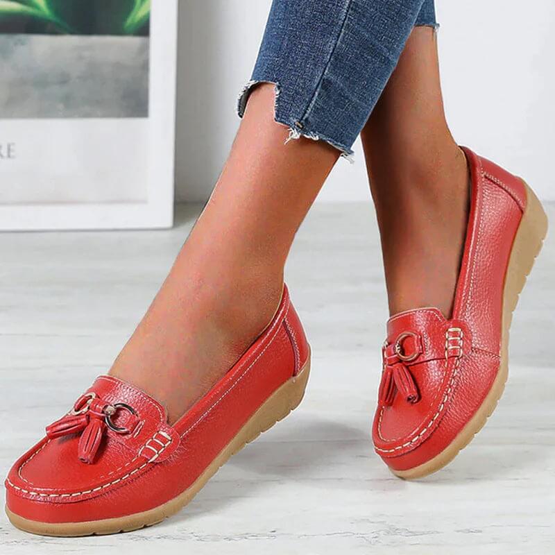 Women's slip-on loafers with tassel and metal ring detail