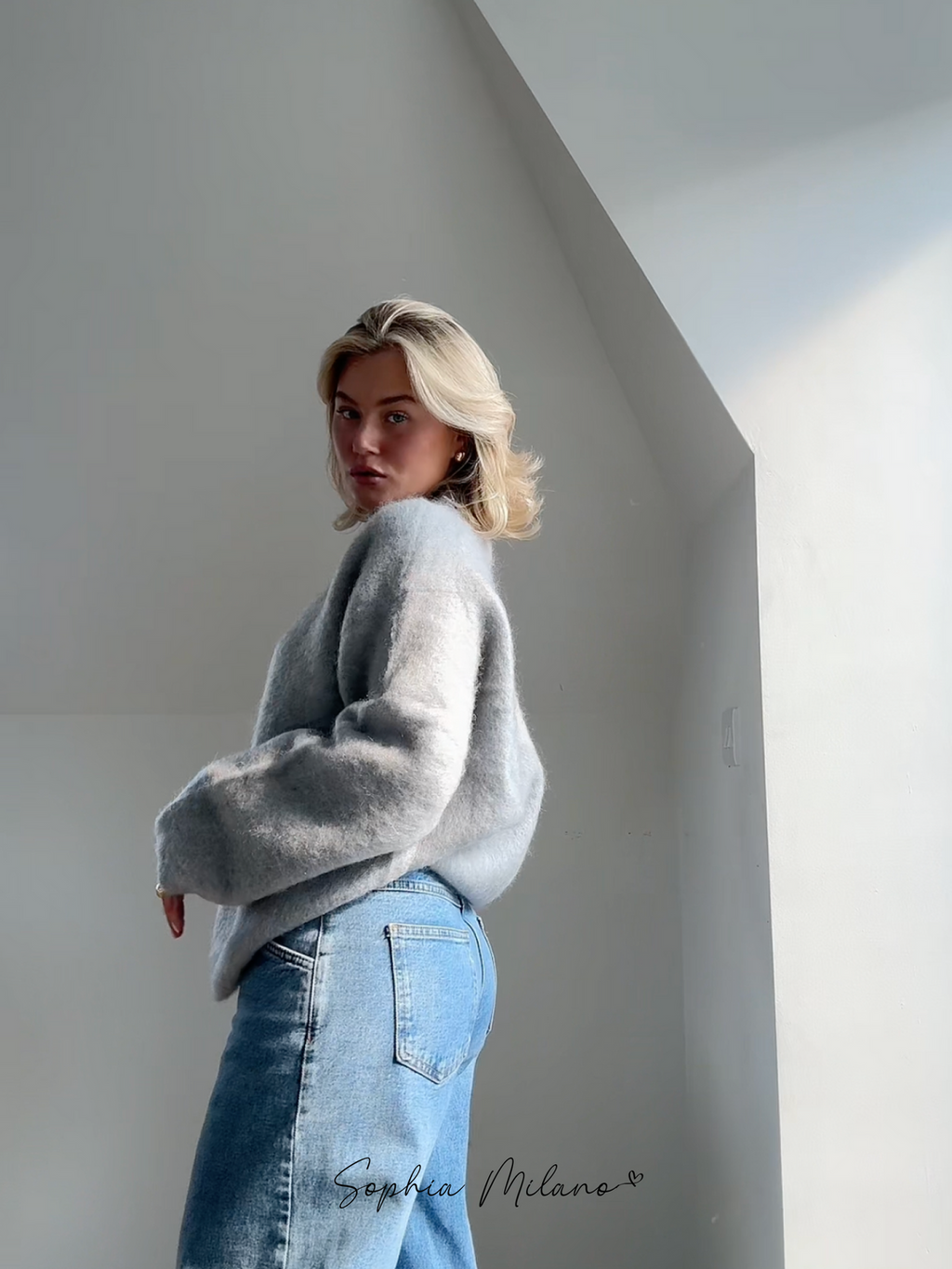 Women's relaxed crew neck jumper with long sleeves and ribbed trims