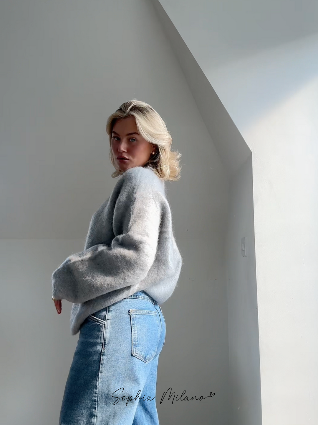 Women's relaxed crew neck jumper with long sleeves and ribbed trims