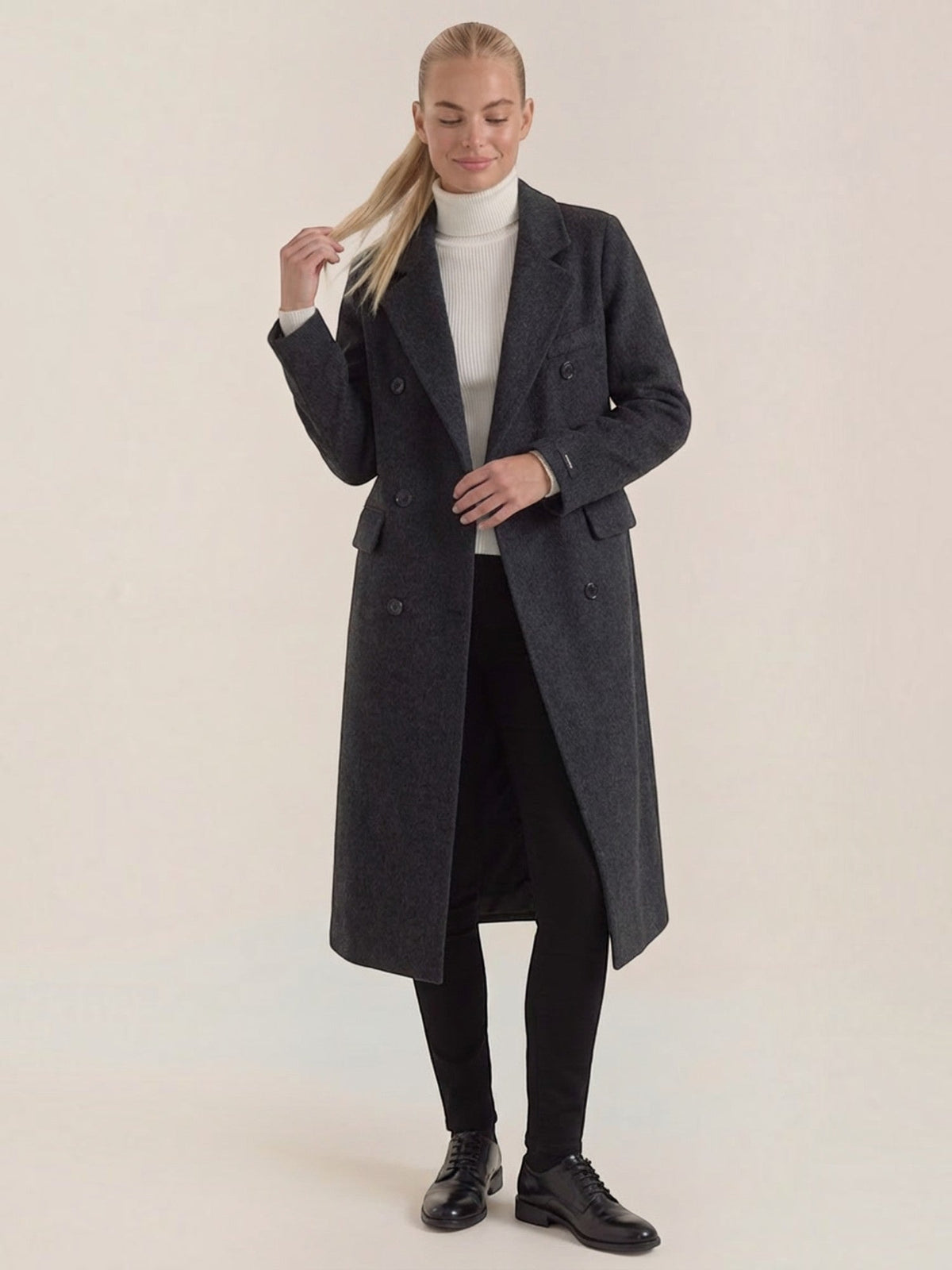 Women's long double-breasted coat with notched lapels and flap pockets
