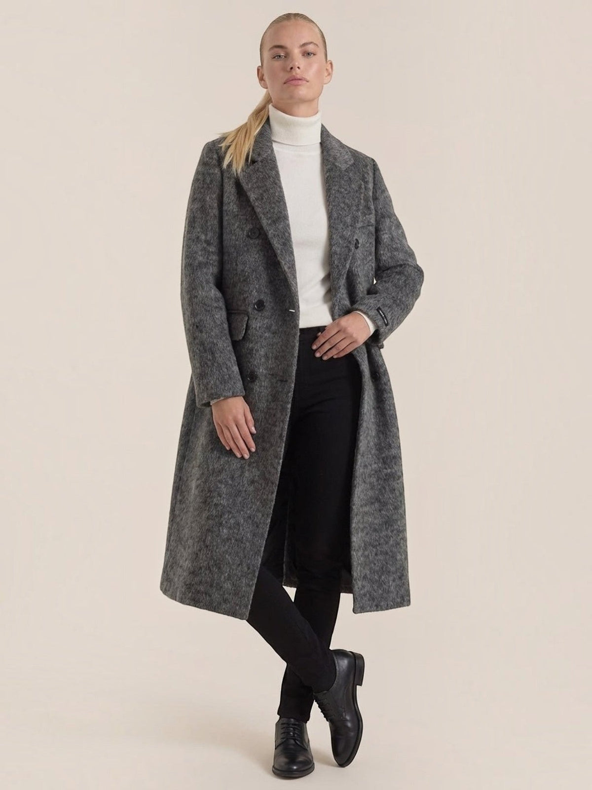 Women's long double-breasted coat with notched lapels and flap pockets