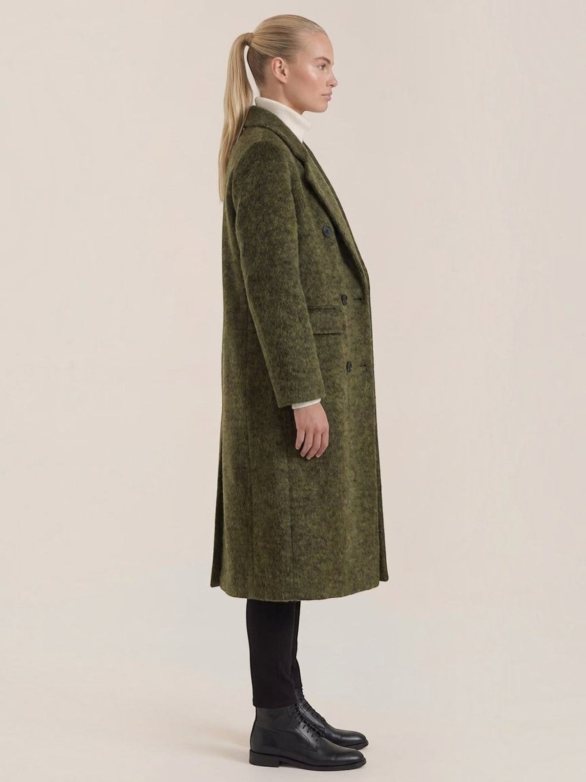 Women's long double-breasted coat with notched lapels and flap pockets
