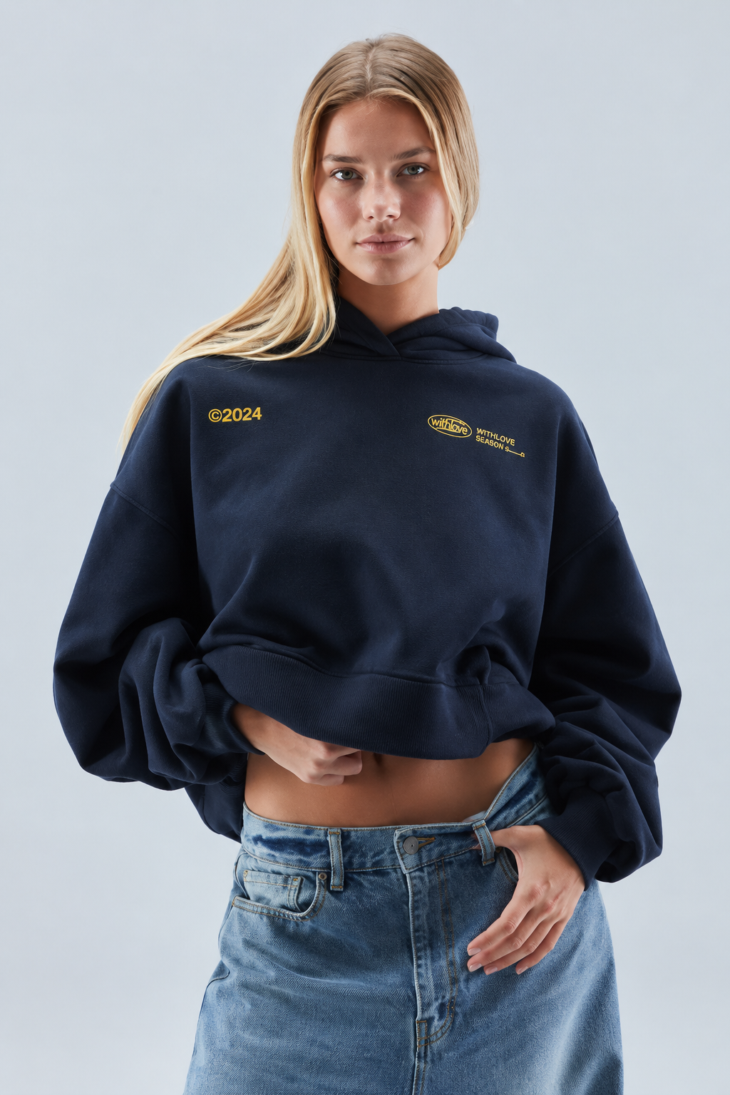 Women's oversized cropped hoodie with hood, long sleeves and printed logo detail