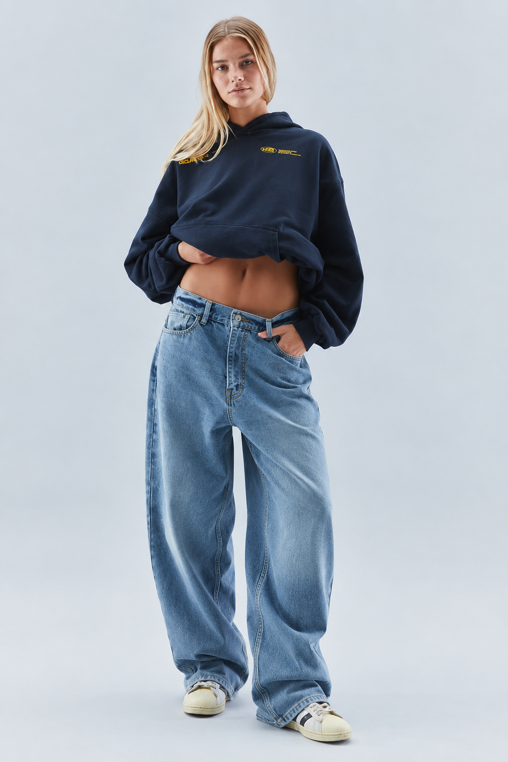 Women's oversized cropped hoodie with hood, long sleeves and printed logo detail