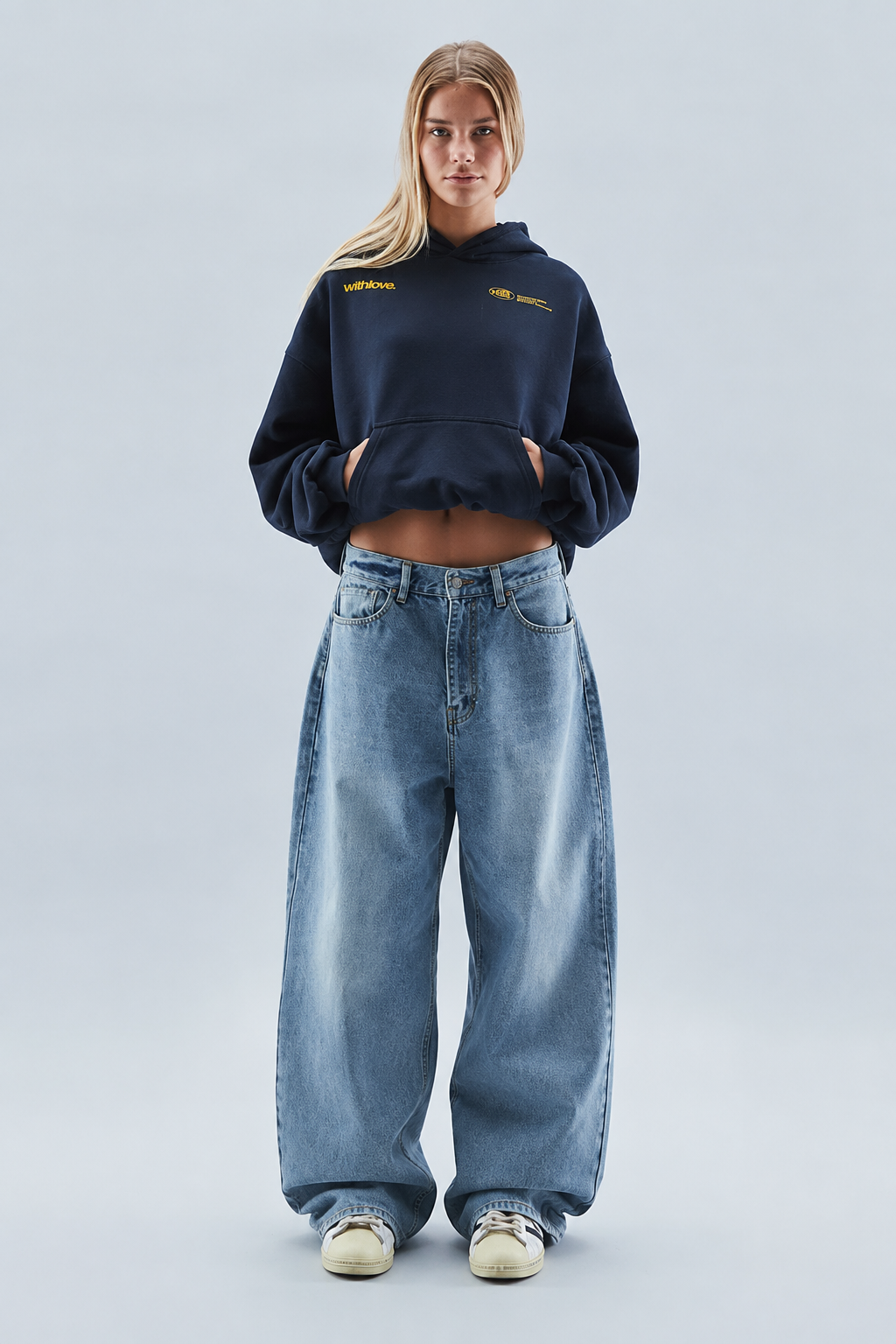 Women's oversized cropped hoodie with hood, long sleeves and printed logo detail