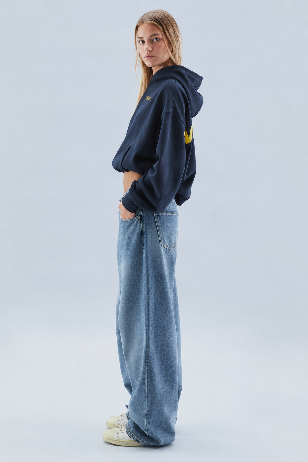 Women's oversized cropped hoodie with hood, long sleeves and printed logo detail