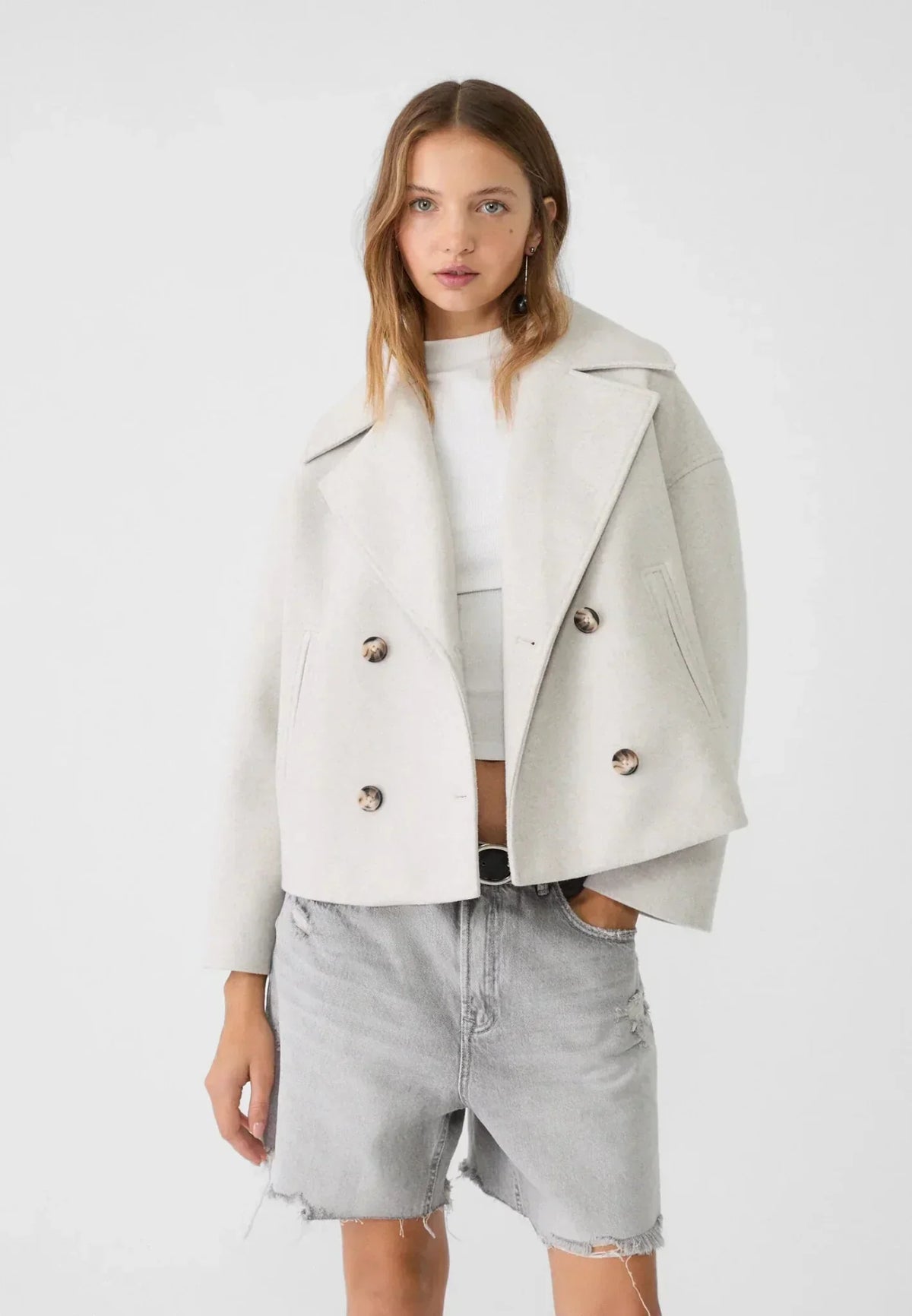 Women's double-breasted cropped jacket with notched lapels and long sleeves