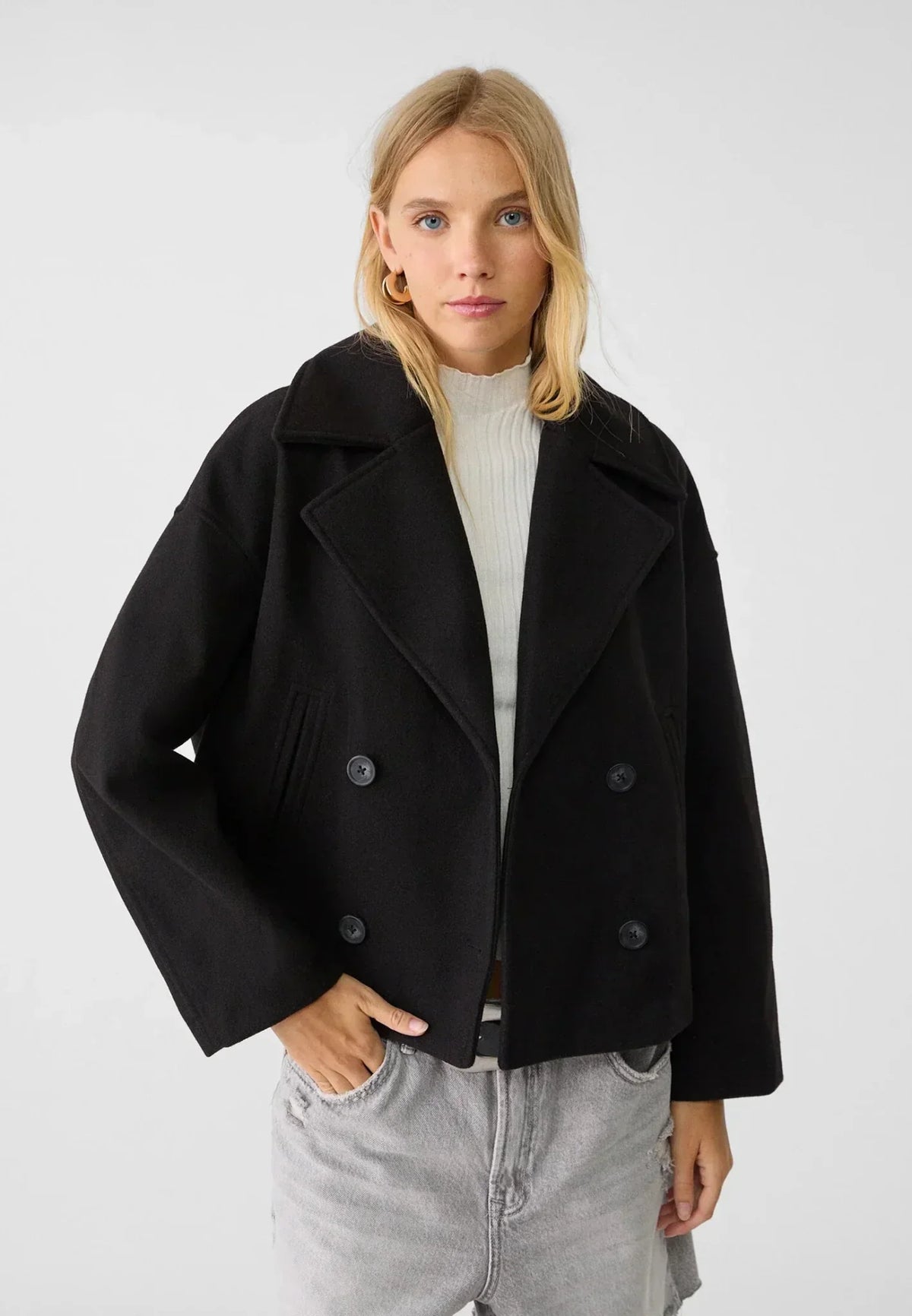 Women's double-breasted cropped jacket with notched lapels and long sleeves