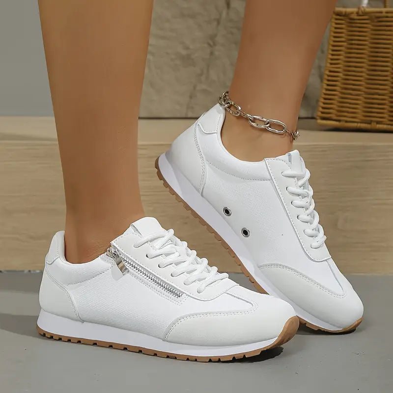 Women's panelled lace-up trainers with round toes and low flat soles