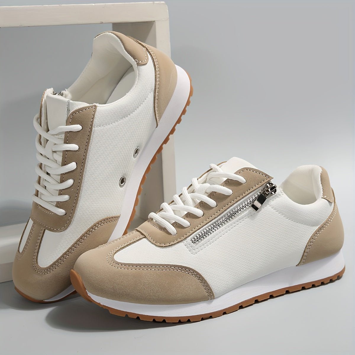 Women's panelled lace-up trainers with round toes and low flat soles