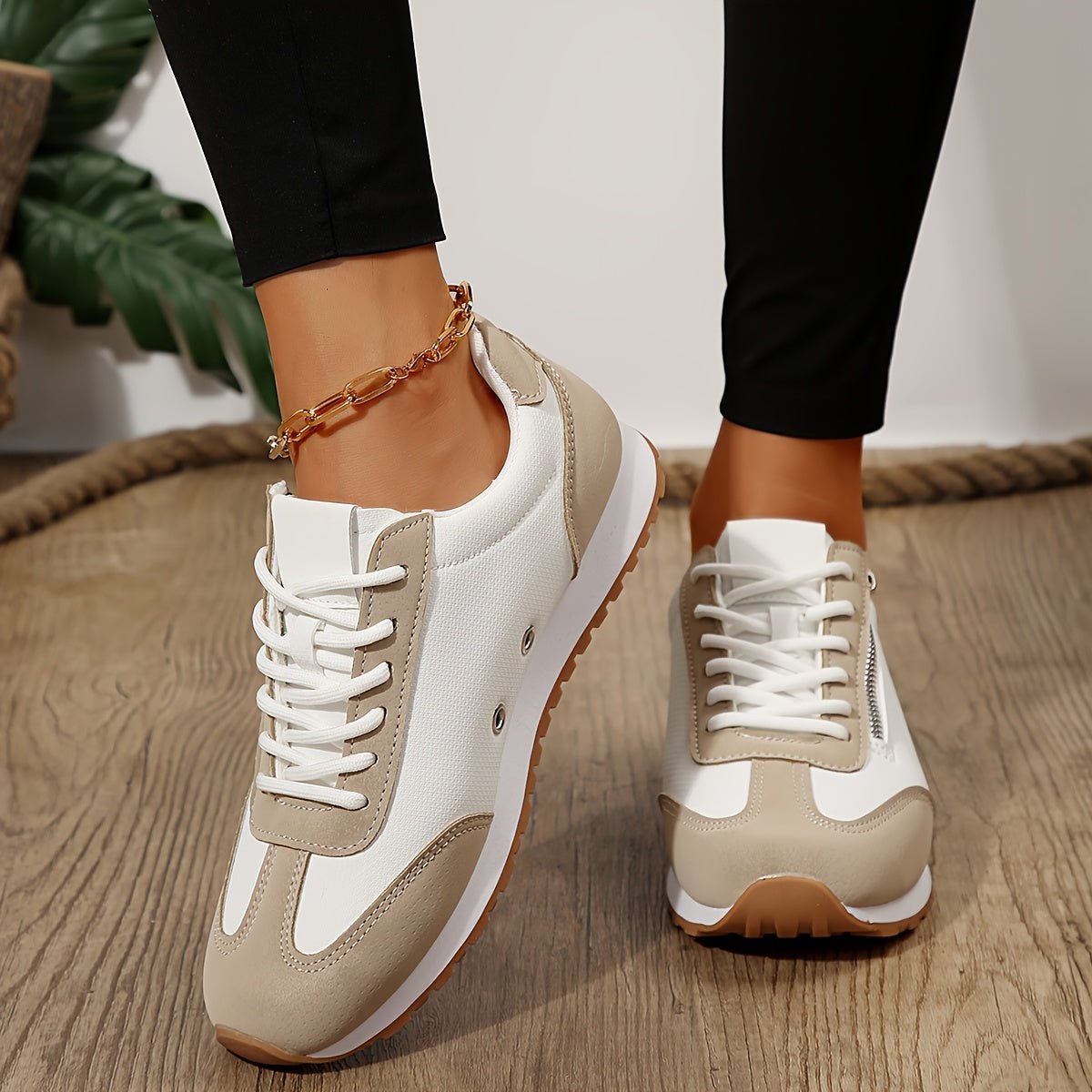 Women's panelled lace-up trainers with round toes and low flat soles