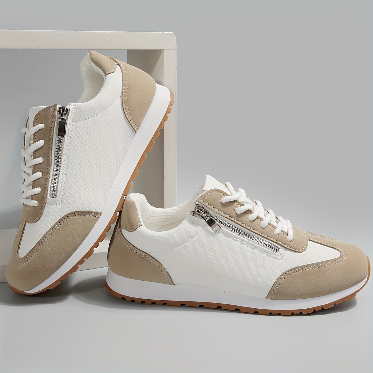 Women's panelled lace-up trainers with round toes and low flat soles
