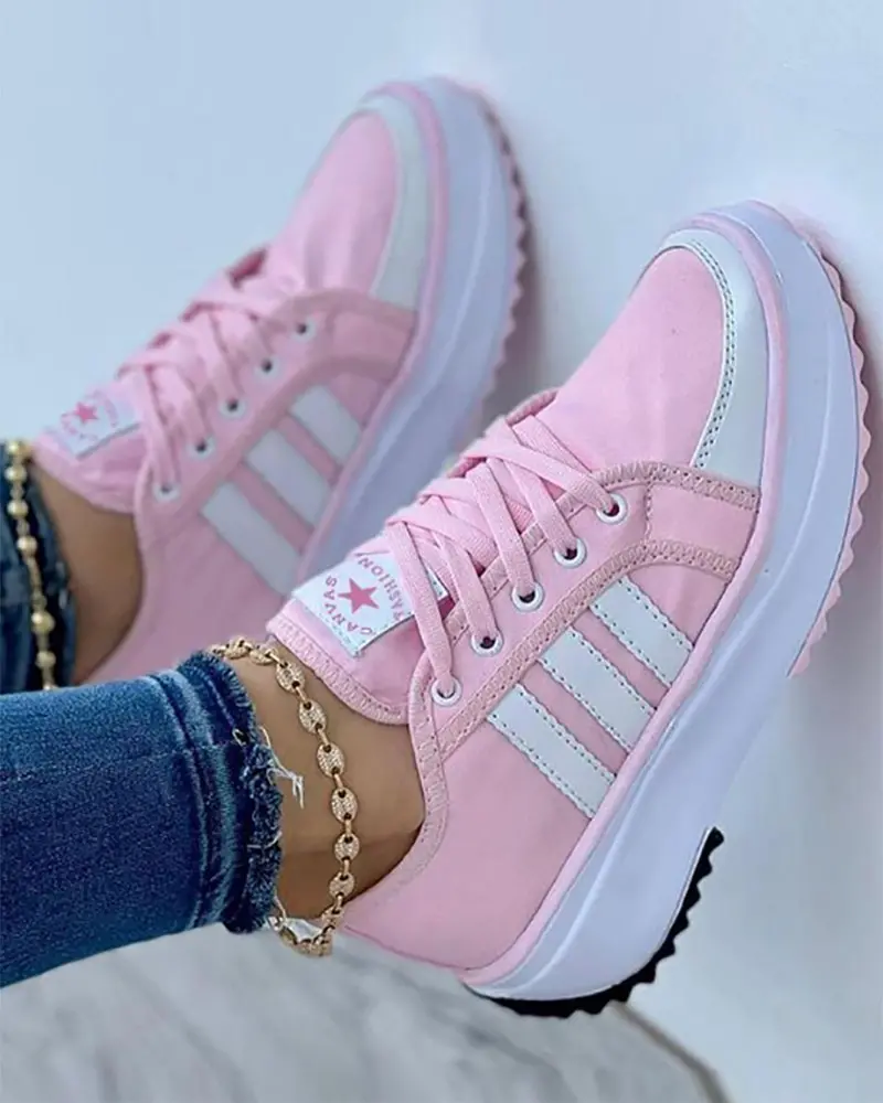 Women's striped low-top lace-up trainers with contrasting side panels and ridged soles