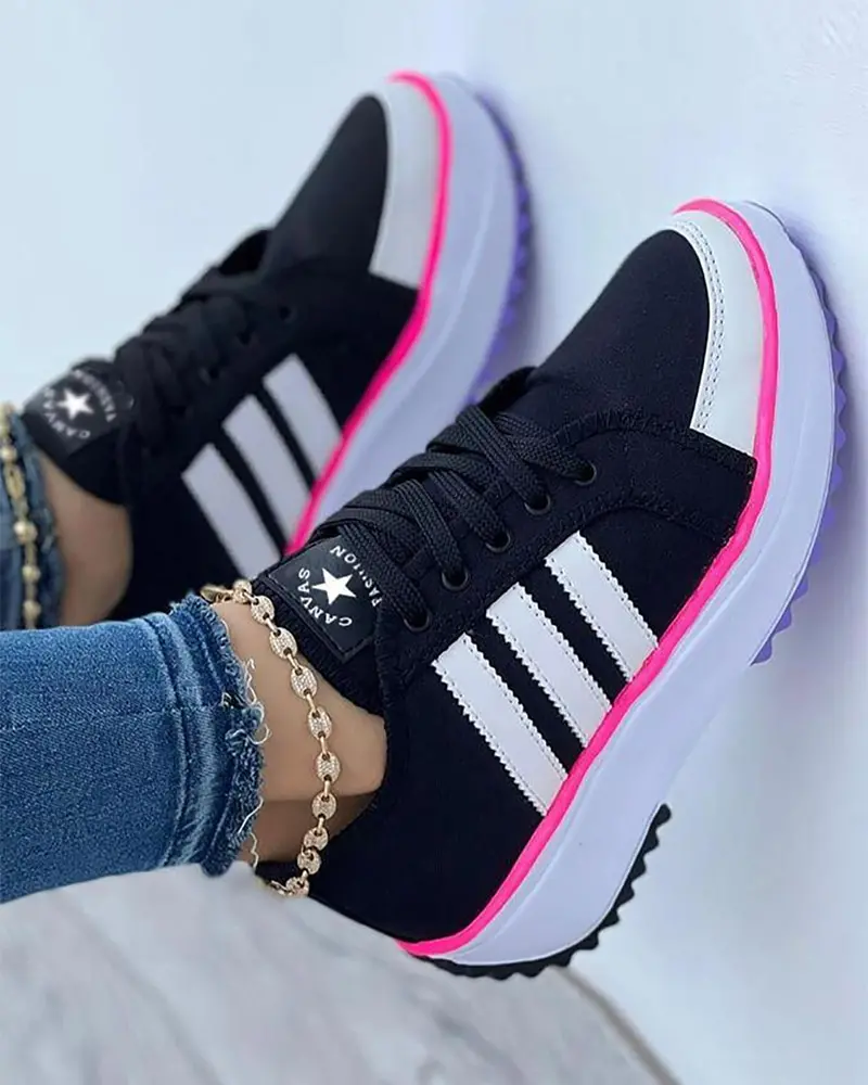 Women's striped low-top lace-up trainers with contrasting side panels and ridged soles