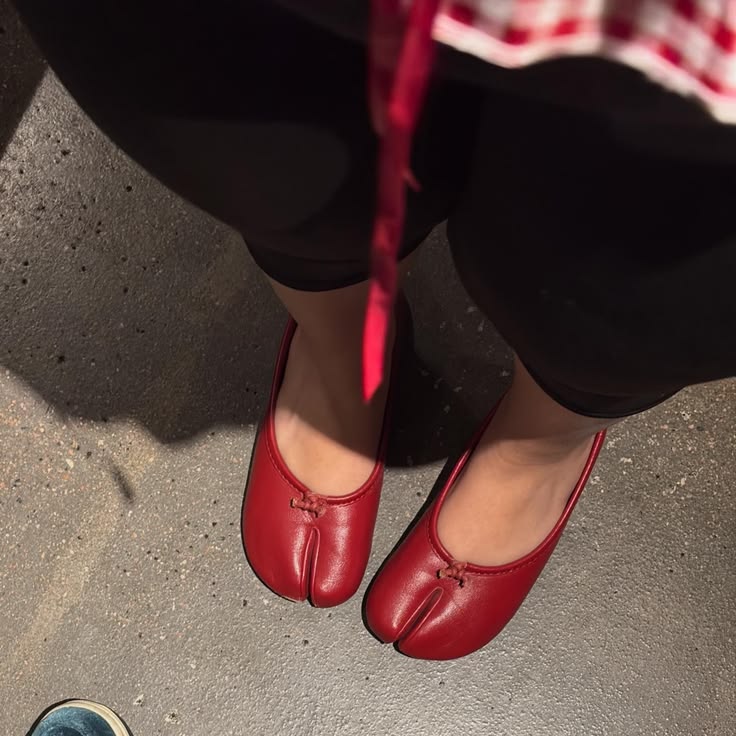 Women's split-toe ballet flats with rounded toes and flat soles