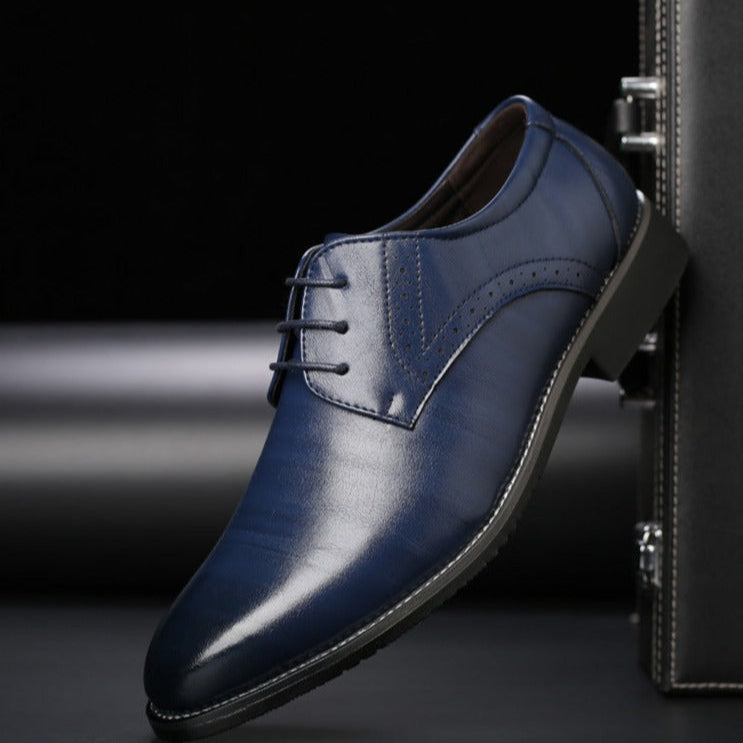 Men's lace-up Oxford shoes with pointed toes and low heels