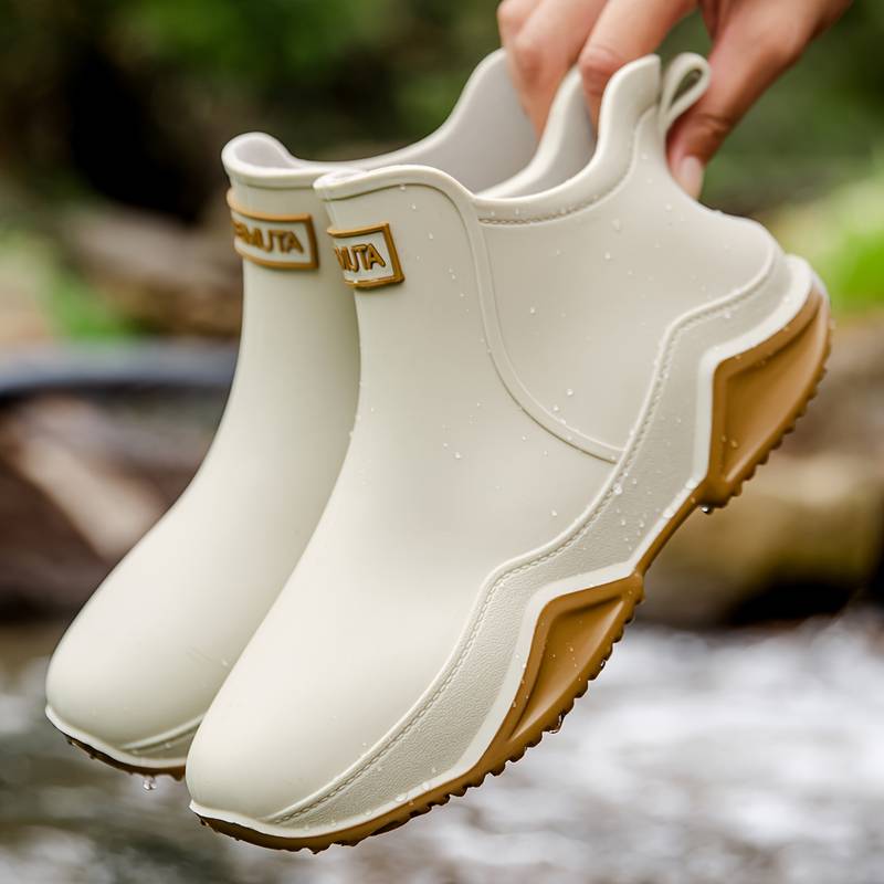 Women's slip-on ankle boots with rounded toe, pull tab and flat lug sole