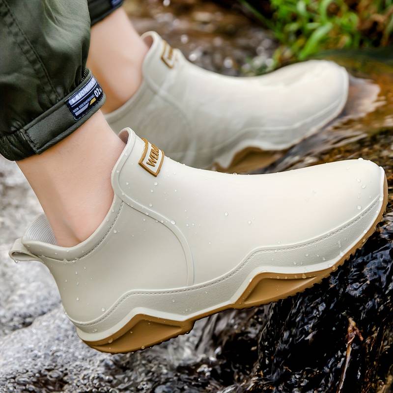 Women's slip-on ankle boots with rounded toe, pull tab and flat lug sole