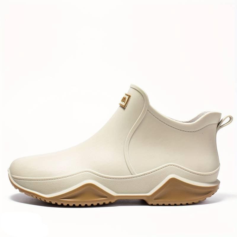 Women's slip-on ankle boots with rounded toe, pull tab and flat lug sole