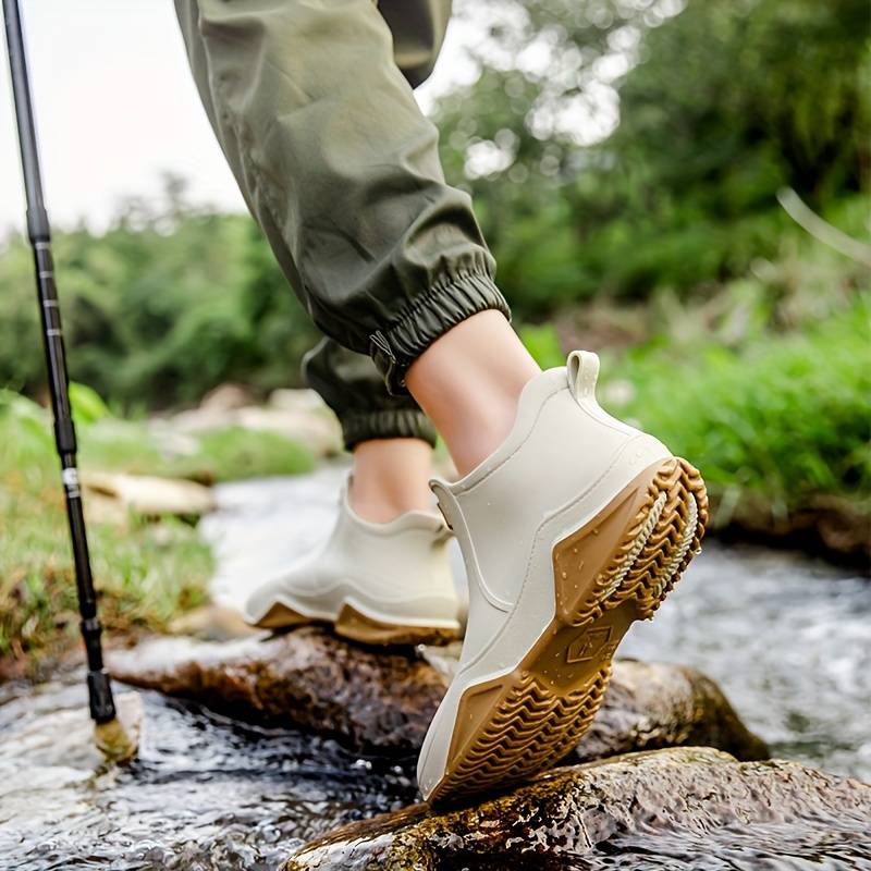 Women's slip-on ankle boots with rounded toe, pull tab and flat lug sole